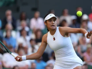 Raducanu mencatat 72% keberhasilan pada servis pertamanya dan 81% pada pengembalian bola saat menghadapi Vondrousova. (foto: Getty Images)