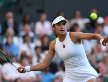 Raducanu mencatat 72% keberhasilan pada servis pertamanya dan 81% pada pengembalian bola saat menghadapi Vondrousova. (foto: Getty Images)