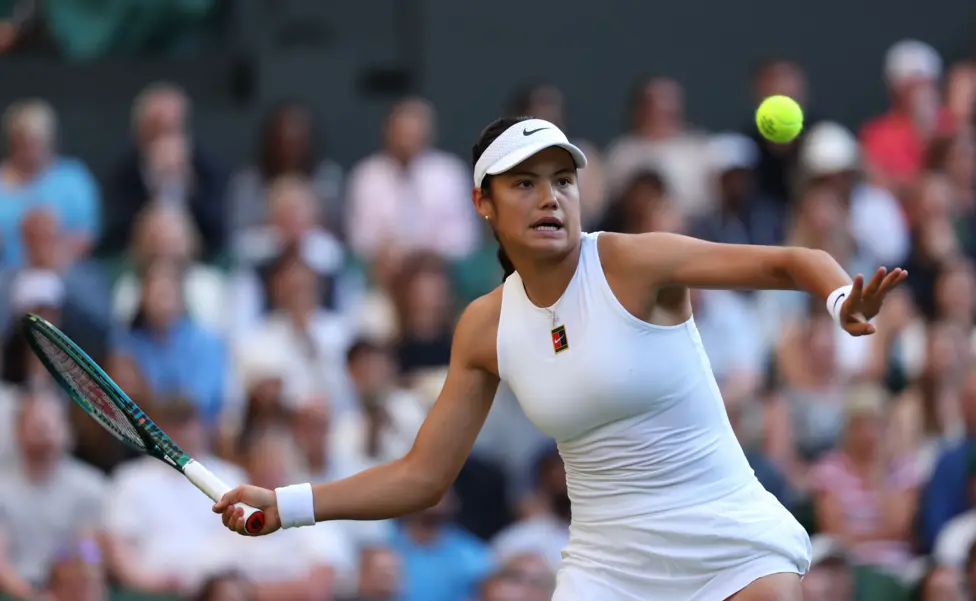 Emma Raducanu kalahkan juara bertahan Vondrousova di Wimbledon dan siap hadapi Aryna Sabalenka di babak ketiga Grand Slam lapangan rumput ini.