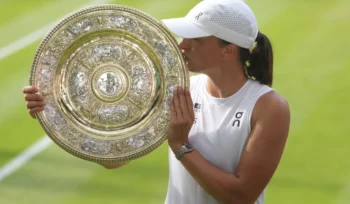 Iga Swiatek menorehkan sejarah dengan menang 6-0, 6-0 atas Amanda Anisimova di final dan menjadi juara Wimbledon 2025 dalam waktu 57 menit.