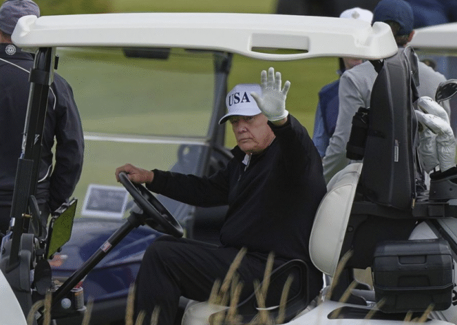 
					Presiden Donald Trump melambaikan tangan kepada wartawan saat duduk di kereta golfnya di lapangan golf Trump Turnberry di Turnberry, Skotlandia, Sabtu, 26 Juli 2025. (foto: AP/Alastair Grant)