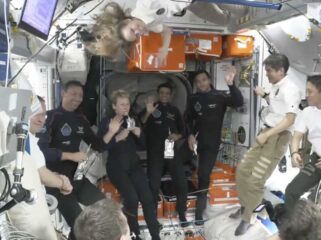 Berpakaian hitam dari kiri: Slawosz Uznanski-Wisniewski, Peggy Whitson, Shubhanshu Shukla, dan Tibor Kapu saat sedang berada di ISS. (foto: NASA)