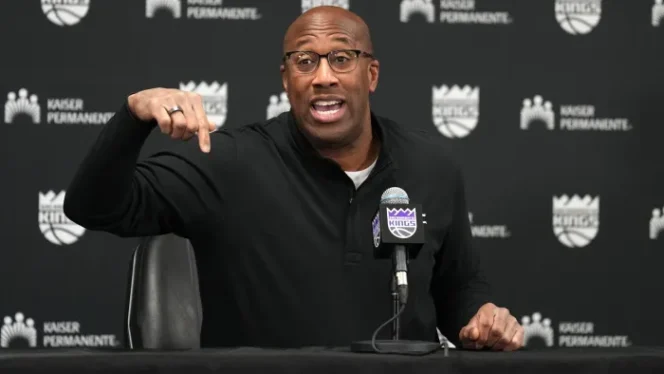 
					Mike Brown saat melatih Sacramento Kings. (foto: USA TODAY Sports/Darren Yamashita)