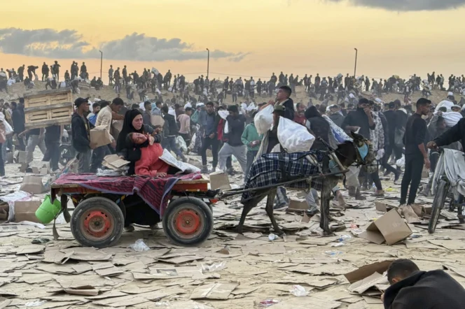 
					Seorang wanita diangkut dengan gerobak keledai karena terkena pecahan granat di bagian kepala saat berada di lokasi distribusi pangan di Gaza yang dikelola oleh Gaza Humanitarian Foundation (GHF) pada Juni 2025. (foto: AP)