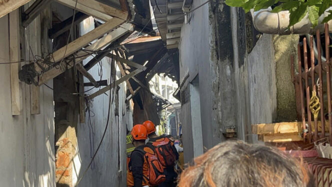 
					Lokasi kebakaran di Bukit Duri, Tebet, Jakarta Selatan, Sabtu (19/7/2025). (foto: Kumparan)
