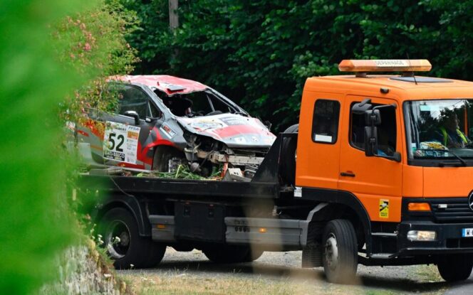 
					Mobil Peugeot 208 yang kecelakaan saat reli, diangkut untuk dipindahkan ke tempat aman. (foto: leparisien)