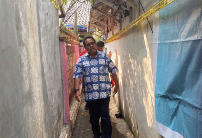 
					Wakil Gubernur Jakarta, Rano Karno saat meninjau lokasi kebakaran di Bukit Duri. Minggu, 20 Juli 2025. 