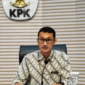 KPK geledah kantor asosiasi haji dan rumah biro travel di Jakarta, sita dokumen hingga mobil terkait dugaan korupsi kuota haji 2023–2024.