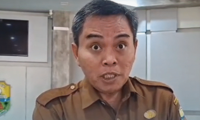 
					Agus Riyadi, Camat Sungai Bahar saat menyampaikan klarifikasi di hadapan awak media. Selasa, 19 Agustus 2025.
