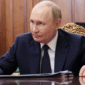 Putin ajukan syarat damai: Ukraina harus lepas Donbas, batalkan ambisi NATO, dan netral. Zelensky tegaskan Donbas kunci pertahanan.