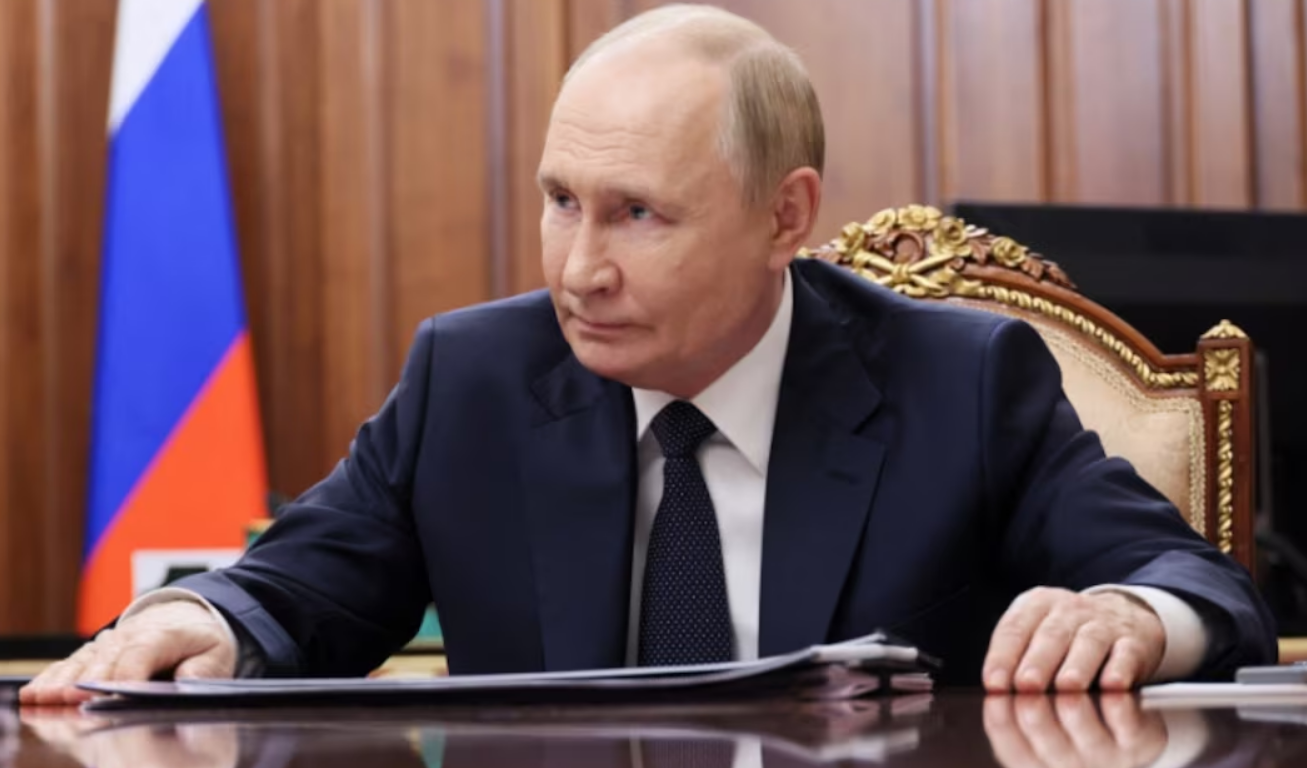Putin ajukan syarat damai: Ukraina harus lepas Donbas, batalkan ambisi NATO, dan netral. Zelensky tegaskan Donbas kunci pertahanan.