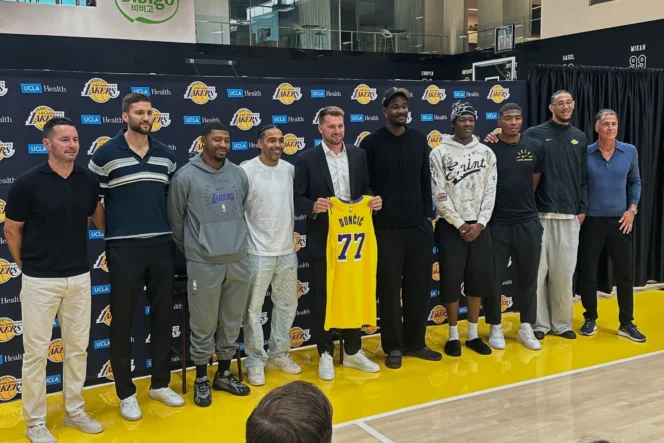 
					Dari kiri: coach JJ Redick, Maxi Kleber, Marcus Smart, Gabe Vincent, Luka Doncic, Deandre Ayton, Adou Thiero, Rui Hachimura, Jaxon Hayes, serta manajer umum Rob Pelinka. (foto: AP/Greg Beacham)