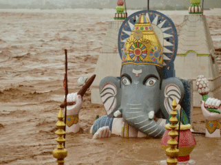 Air Sungai Tawi meluap dan membanjiri kuil dewa gajah Hindu, Ganesh setelah hujan deras mengguyur Jammu, Kashmir India, pada 26 Agustus 2025. (foto: REUTERS/Mukesh Gupta)