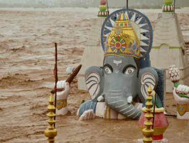Air Sungai Tawi meluap dan membanjiri kuil dewa gajah Hindu, Ganesh setelah hujan deras mengguyur Jammu, Kashmir India, pada 26 Agustus 2025. (foto: REUTERS/Mukesh Gupta)