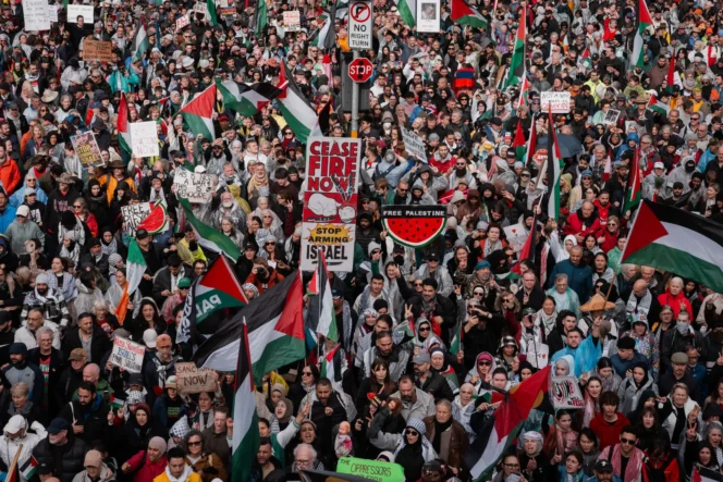 
					Puluhan ribu pengunjuk rasa melakukan aksi long march melintasi Jembatan Sydney Harbour pada hari Minggu sebagai bagian dari demonstrasi pro-Palestina. (foto: THE GUARDIAN/Matthew Abbott)