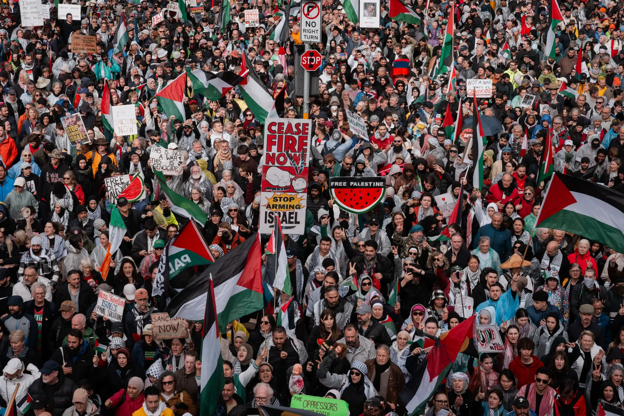 Puluhan ribu orang padati Sydney Harbour Bridge, ikuti aksi solidaritas Palestina. Desak perdamaian dan bantuan kemanusiaan di Gaza.