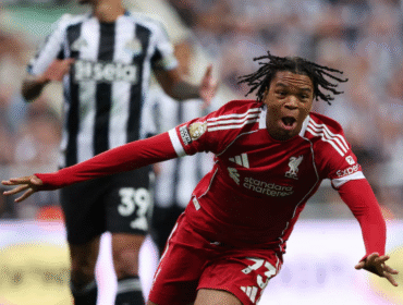 Rio Ngumoha, pemain Liverpool yang masih berusia 16 tahun, menjadi penentu kemenangan saat lawan Newcastle United. (foto: REUTERS/Scott Heppell)