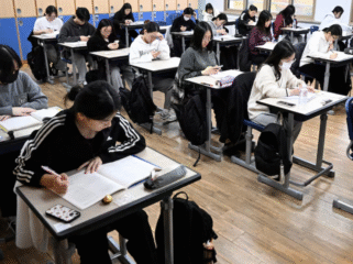 Siswa di Korea Selatan tampak menggunakan ponsel saat sedang berada di kelas. 