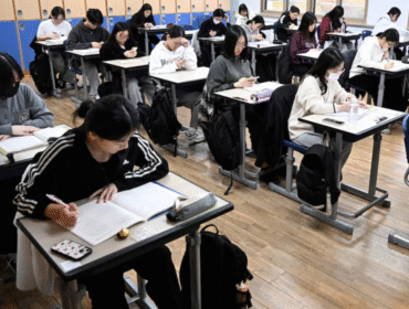 Siswa di Korea Selatan tampak menggunakan ponsel saat sedang berada di kelas. 