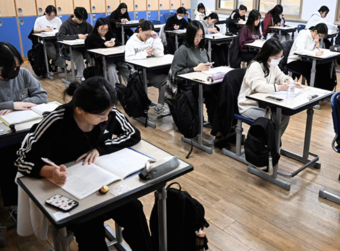 
					Siswa di Korea Selatan tampak menggunakan ponsel saat sedang berada di kelas. 