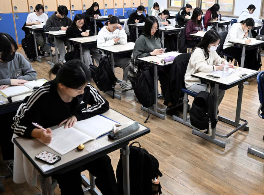 Korea Selatan resmi larang penggunaan ponsel di sekolah mulai Maret 2026, guna atasi kecanduan media sosial di kalangan pelajar.