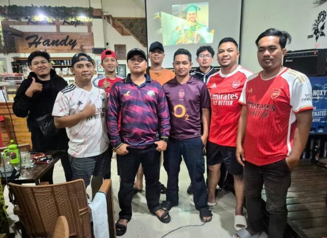
					Suporter Arsenal Banyuwangi berfoto usai nobar pertandingan pembuka EPL 2025/2026 antara Arsenal vs Manchester United.