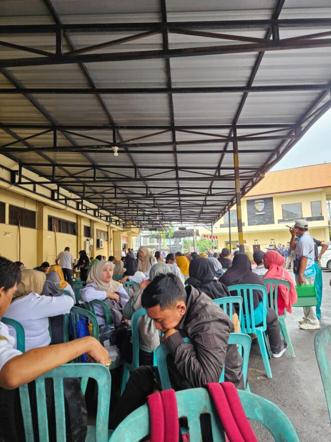 
					Antrian Pemohon SKCK Membludak di Polresta Banyuwangi, Imbas Pengumuman PPPK Paruh Waktu