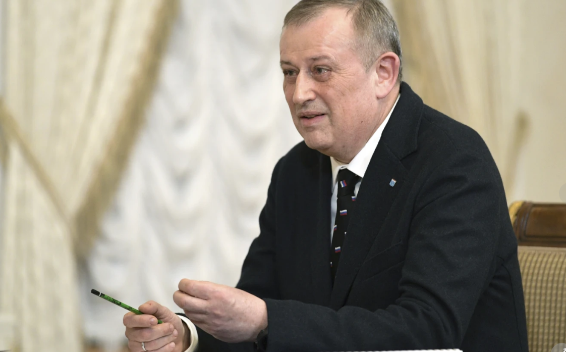 Drone Ukraina serang kilang minyak Kirishi di Rusia, salah satu terbesar di negara itu, memicu kebakaran dan krisis bensin.