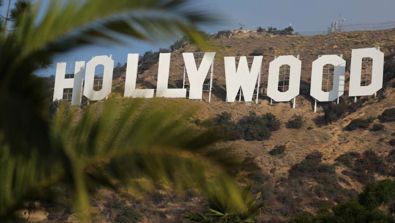 Trump segera kenakan tarif 100% pada film impor, langkah proteksionis yang bisa guncang bisnis global Hollywood.