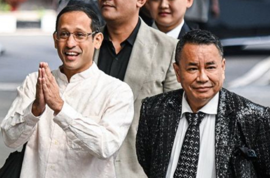 Pengacara Nadiem Makarim, Hotman Paris tegaskan kliennya tidak terima dana proyek Chromebook. Kejagung ungkap bukti pertemuan dengan Google.