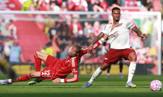 
					Hugo Ekitike dari Liverpool berduel dengan Gabriel Magalhães dari Arsenal, 31 Agustus 2025. (foto: REUTERS/Phil Noble)