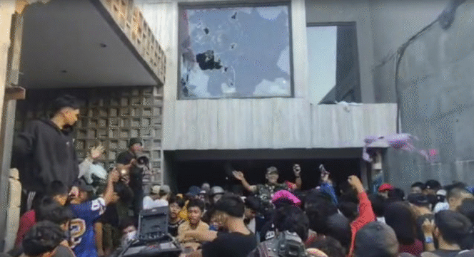 
					Massa berkumpul di depan rumah Ahmad Sahroni di Kebon Bawang, Tanjung Priok, Jakarta Utara. Sabtu, 30 Agustus 2025.