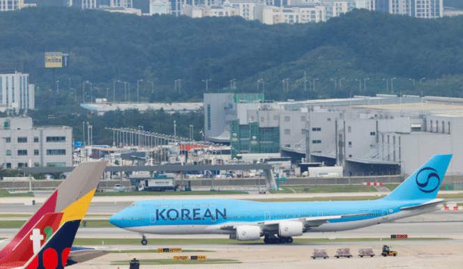 
					Pesawat carteran yang mengangkut para pekerja Korea Selatan tiba di Bandara Internasional Incheon, Korea Selatan, pada 12 September 2025. (foto: REUTERS/Kim Soo-hyeon)