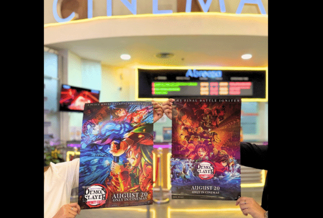 
					Penonton Demon Slayer: Infinity Castle menunjukkan poster gratis yang diperoleh setelah membeli tiket bioskop. (foto: facebook)