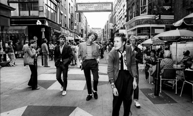 
					The Sex Pistols di Carnaby Street, London pada masa awal kemunculan Punk tahun 1976. (foto: ROCKARCHIVE/Ray Stevenson)