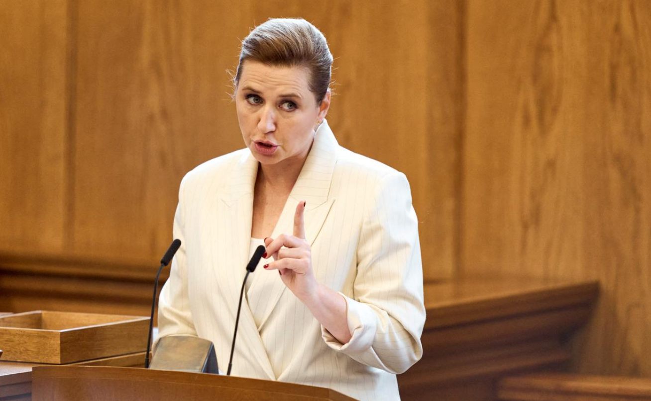 Denmark akan larang anak di bawah 15 tahun memakai media sosial. PM Mette Frederiksen sebut ponsel mencuri masa kecil anak-anak.