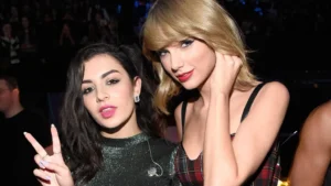 Charli XCX dan Taylor Swift pada sebuah acara di tahun 2014. (foto: Getty Images)