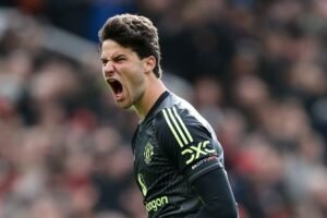 Suporter Manchester United Sindir Senne Lammens di Laga Debut