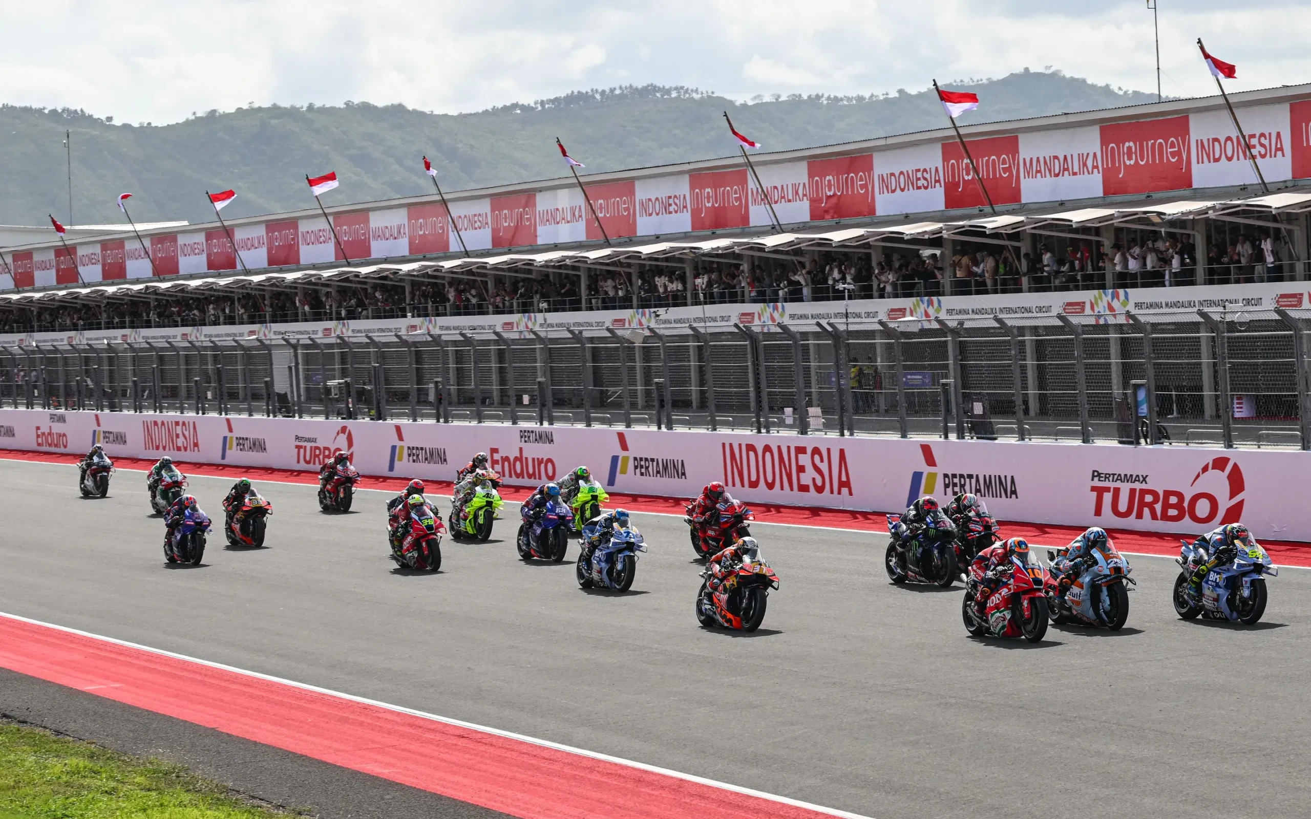 Marco Bezzecchi kalahkan Fermin Aldeguer di lap akhir Sprint MotoGP Mandalika 2025, tampil impresif setelah start buruk dan menang dramatis.