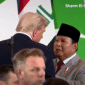 Terciduk mikrofon di KTT Gaza, Prabowo tampak meminta Donald Trump mengatur pertemuan dengan Eric Trump. Publik dunia penasaran.