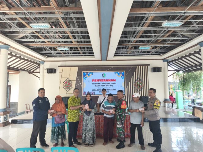 
					Senyum Mekar 46 Warga Desa Gladag saat Terima BLT-DD Triwulan IV  