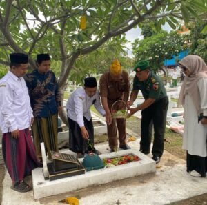 Refleksi Hari Pahlawan: Siswa MAU Al-Anwari Gelar Doa di Taman Makam Pahlawan Banyuwangi 