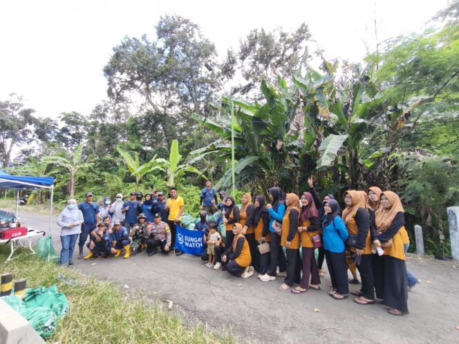 
					Kolaborasi Bersih Sungai di Desa Gladag, Wujud Kepedulian Lingkungan