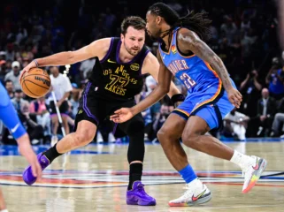 Forward LA Lakers, Luka Doncic saat berhadapan dengan guard OKC, Cason Wallace pada pertandingan 2 April 2026. (foto: AP Photo/Gerald Leong)