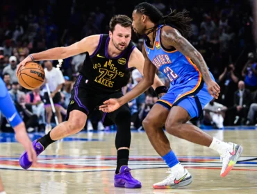 Forward LA Lakers, Luka Doncic saat berhadapan dengan guard OKC, Cason Wallace pada pertandingan 2 April 2026. (foto: AP Photo/Gerald Leong)