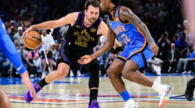 Forward LA Lakers, Luka Doncic saat berhadapan dengan guard OKC, Cason Wallace pada pertandingan 2 April 2026. (foto: AP Photo/Gerald Leong)