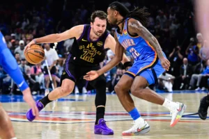 Forward LA Lakers, Luka Doncic saat berhadapan dengan guard OKC, Cason Wallace pada pertandingan 2 April 2026. (foto: AP Photo/Gerald Leong)