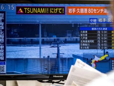 Peringatan waspada tsunami tayang di beberapa media di Jepang setelah gempa bermagnitudo 7,7 mengguncang wilayah timur laut negara itu. (foto: Pillip Fong/AFP)