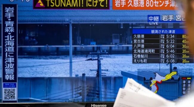 Peringatan waspada tsunami tayang di beberapa media di Jepang setelah gempa bermagnitudo 7,7 mengguncang wilayah timur laut negara itu. (foto: Pillip Fong/AFP)