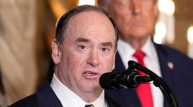 Mantan Sekretaris Angkatan Laut John Phelan. (foto: Alex Brandon/AP)